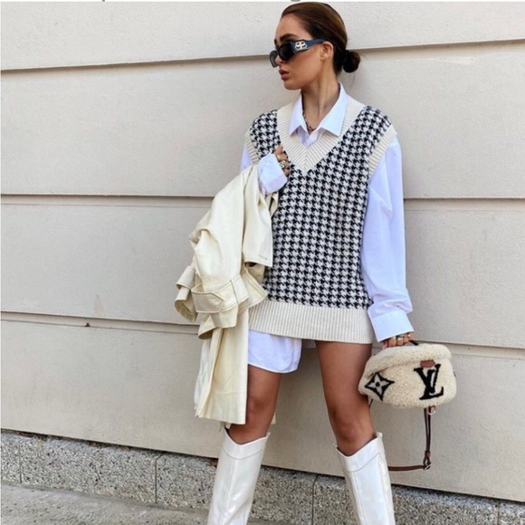 MEDIUM HOUNDSTOOTH Billie Sweater Vest.
Sleeveless Knit Roomy - Picture 11 of 11